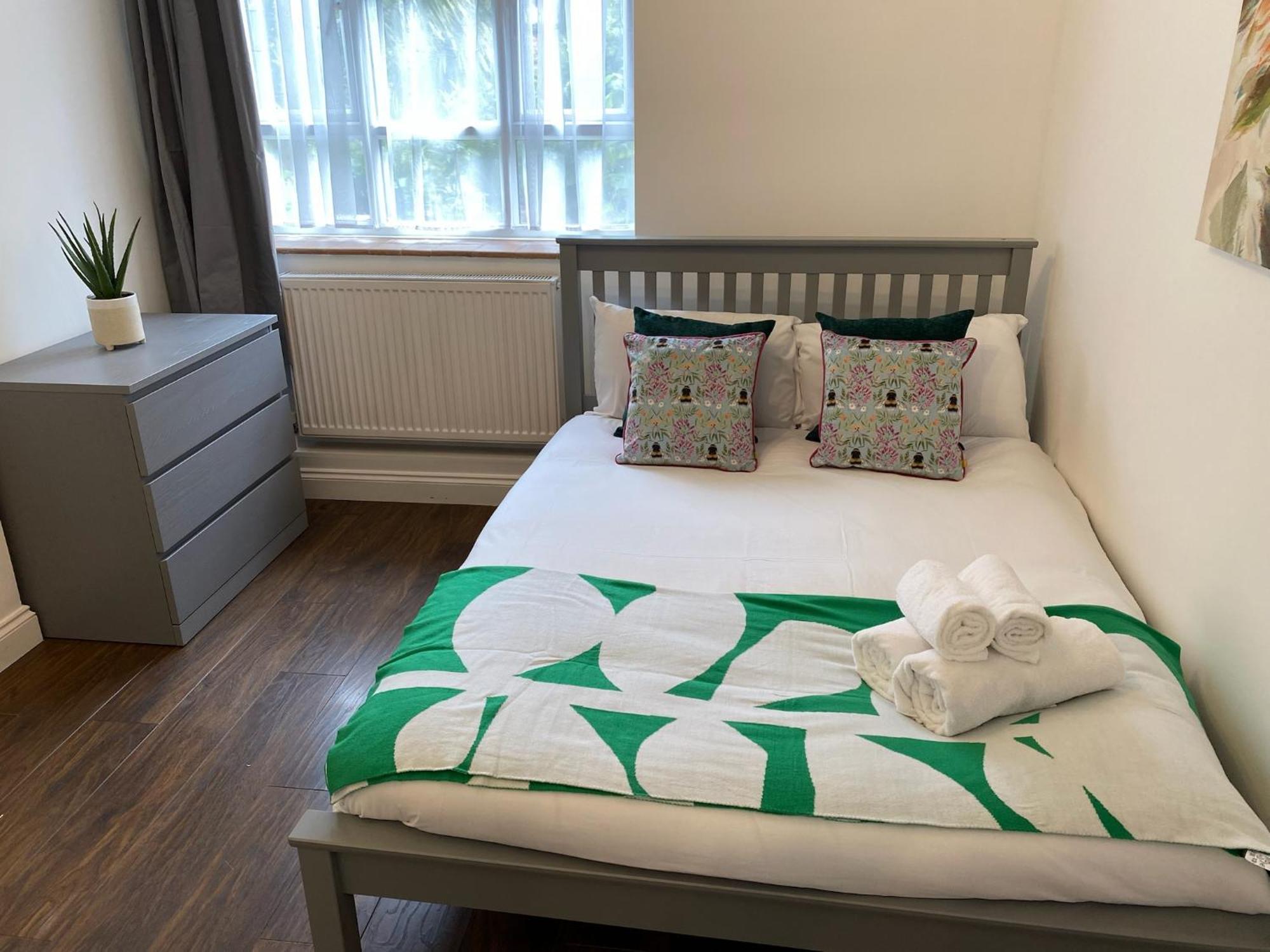 1-bed In - 2 Min Walk To Metro Apartment London