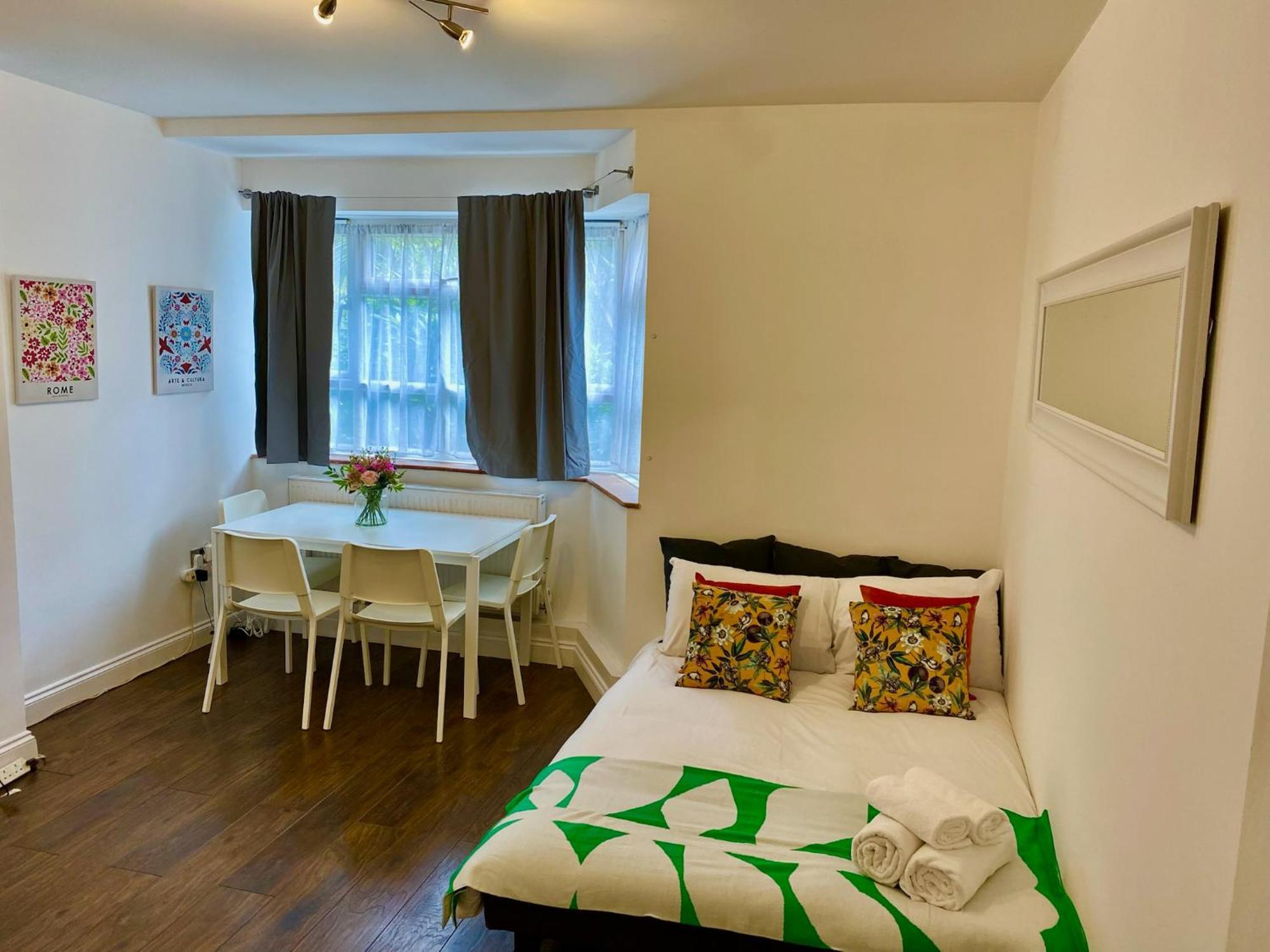 1-bed In - 2 Min Walk To Metro Apartment