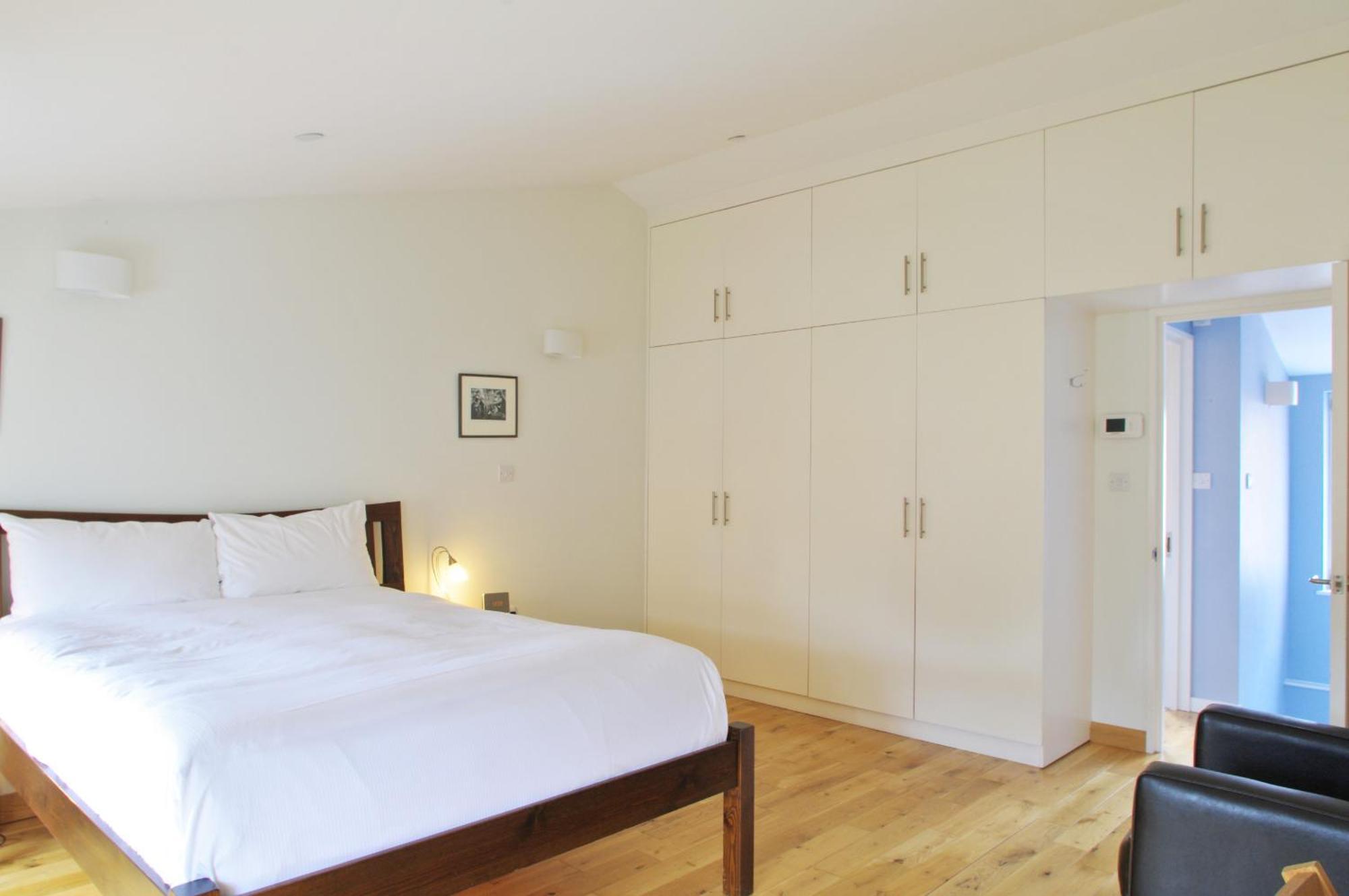 Comfortable Waterloo Near Thames
