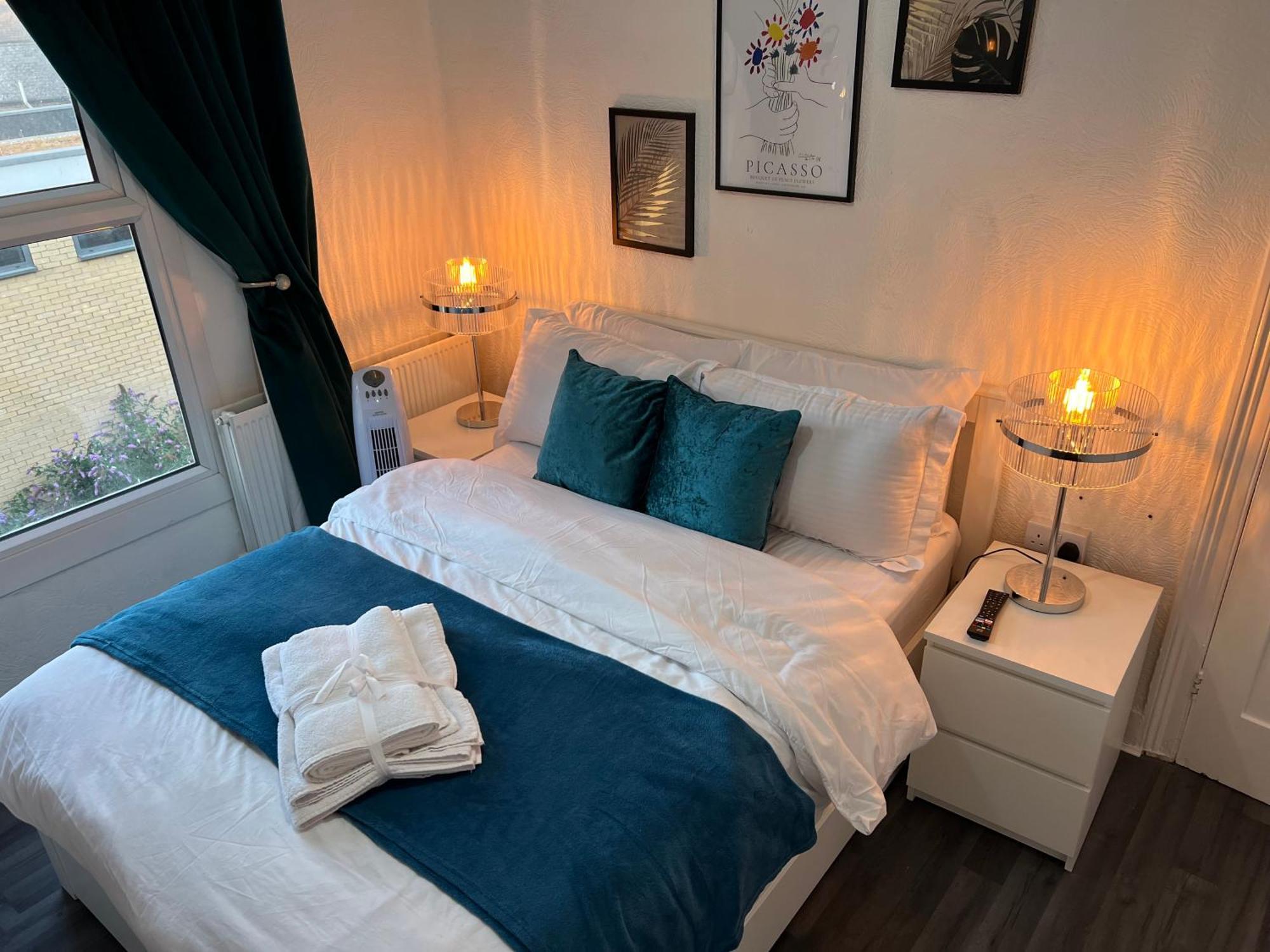Luxury 1bed Holiday Flat-10 Minutes From Bridge & 3mins Walk To Lewisham Dlr Apartment *