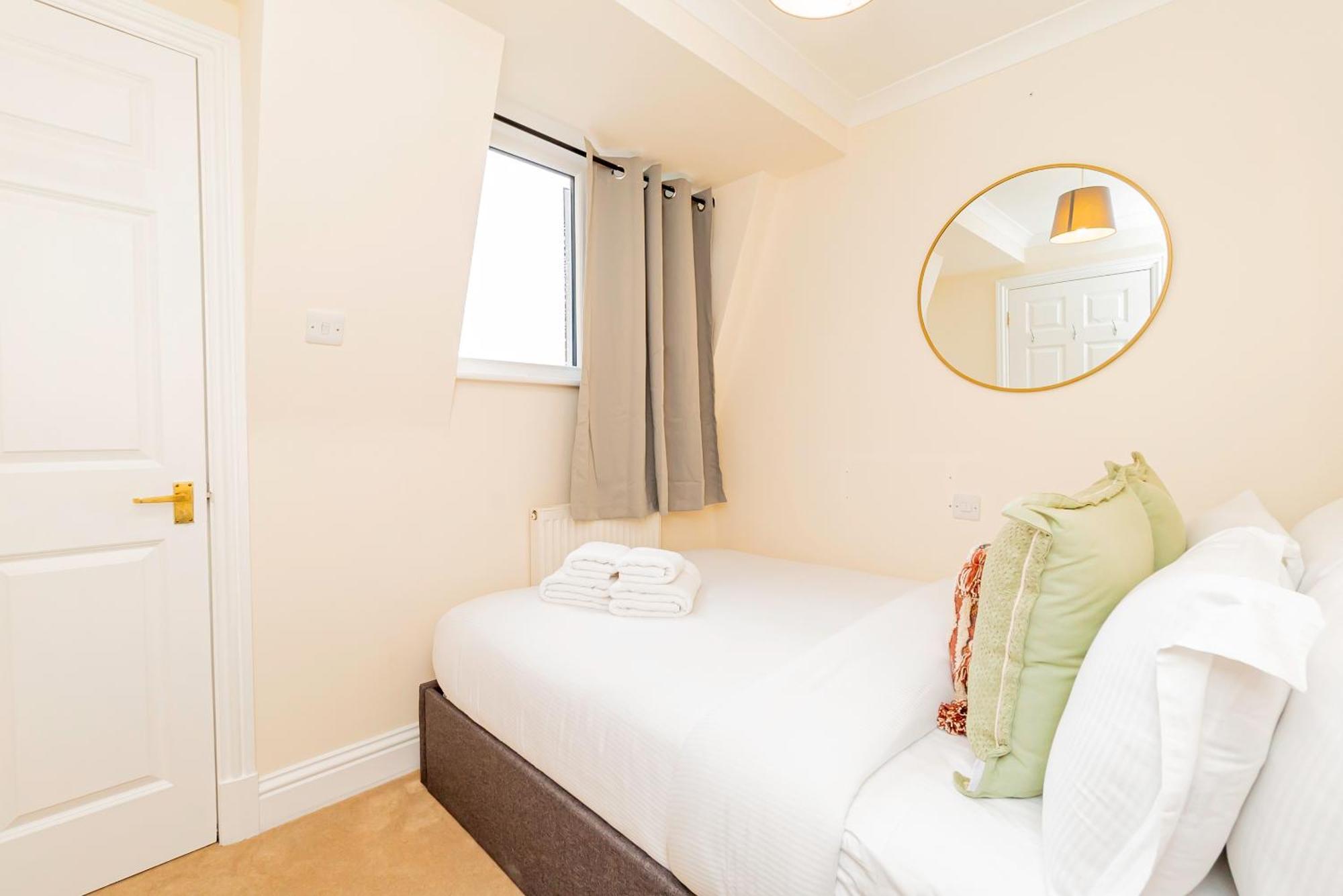 Battersea 2-bedroom Top-floor With Cozy Balcony Apartment *