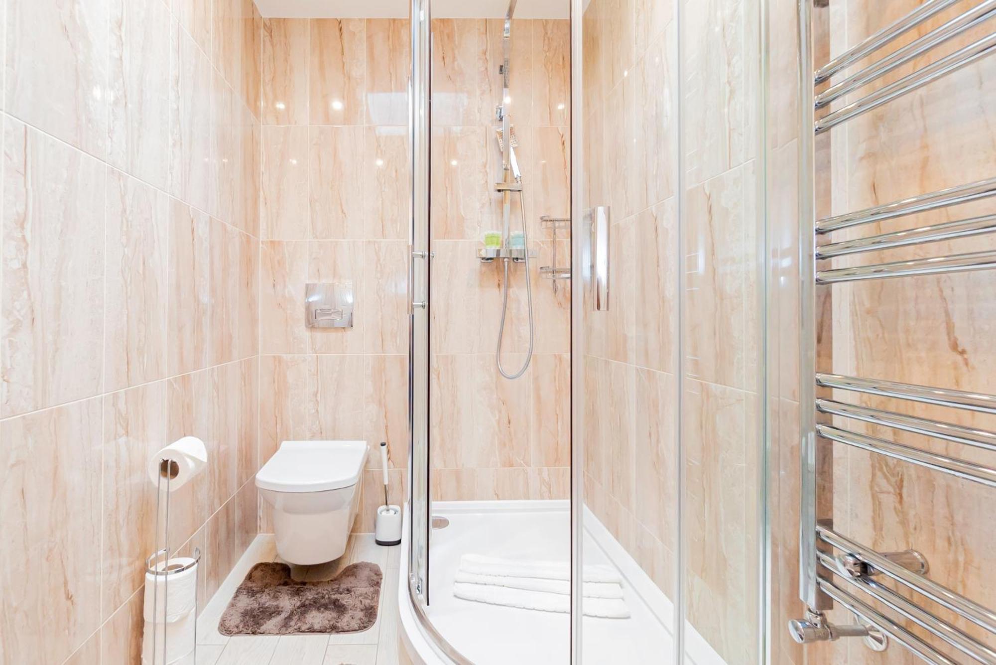 Battersea 2-bedroom Top-floor With Cozy Balcony Apartment *
