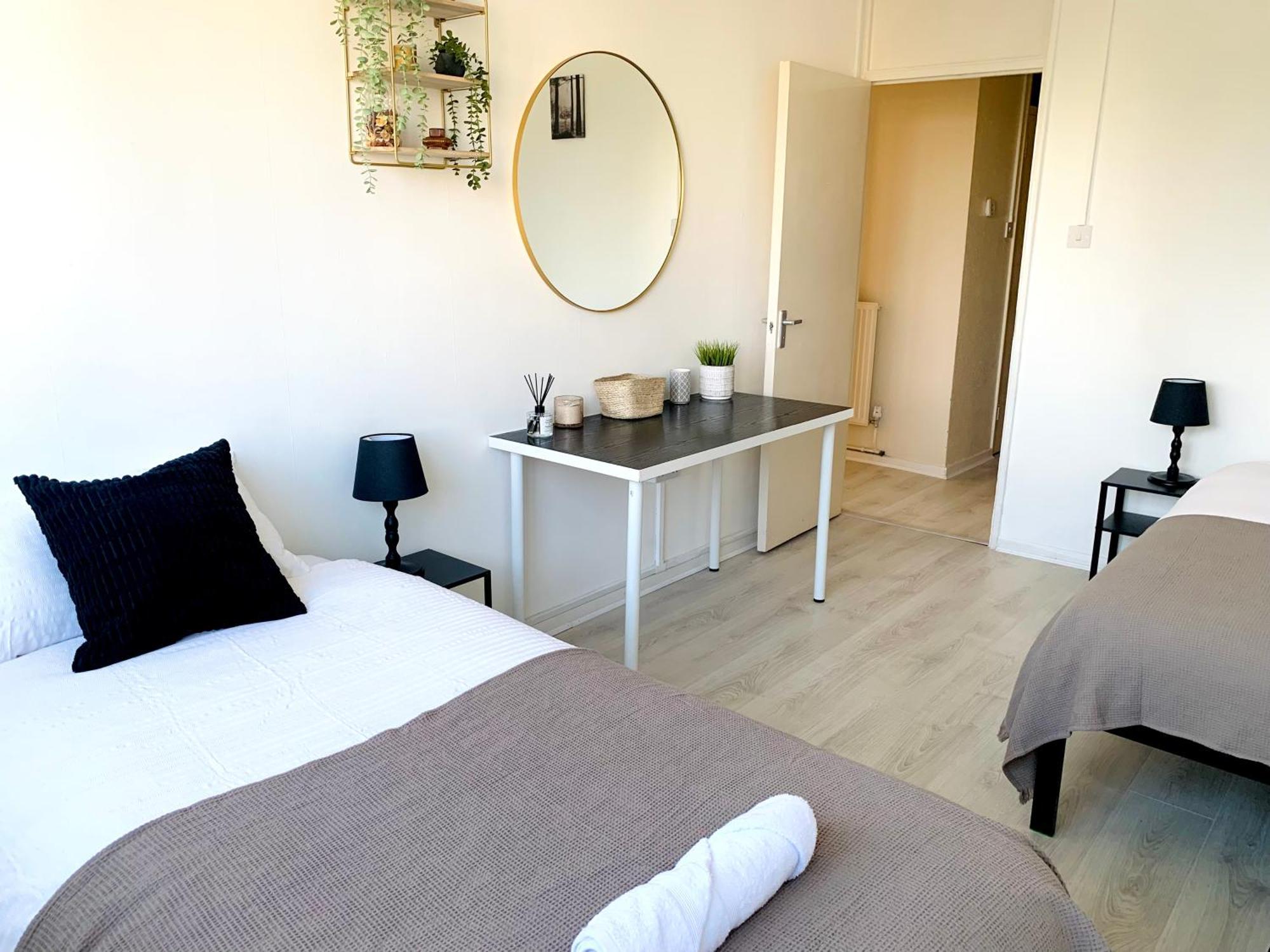 Apartment Poplar - Sleep 4-5 - Ideal For Business Travellers & Contractors - Near Canary Wharf And Dlr Station - Parking Tickets Available On Request
