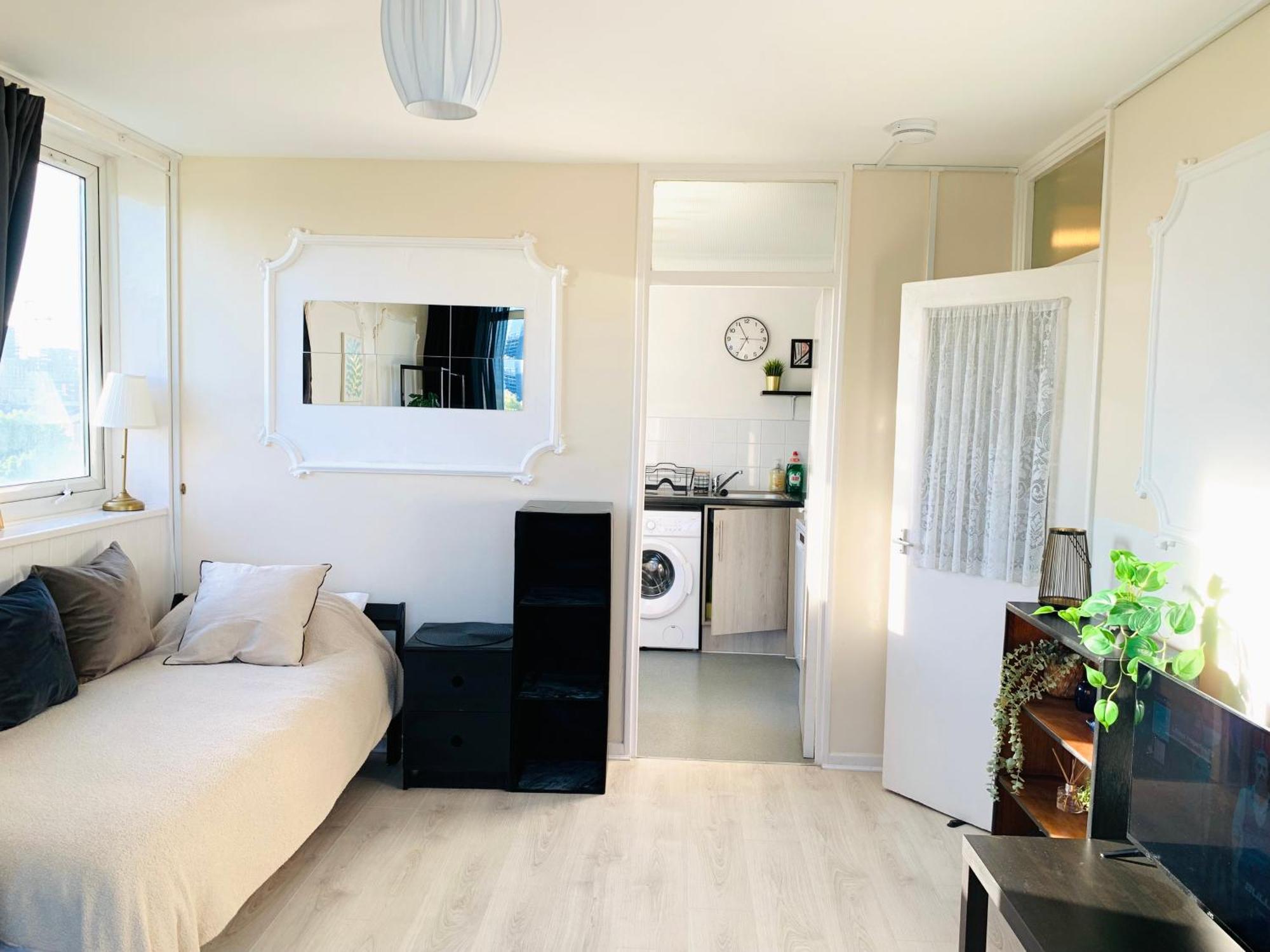 Poplar - Sleep 4-5 - Ideal For Business Travellers & Contractors - Near Canary Wharf And Dlr Station - Parking Tickets Available On Request *