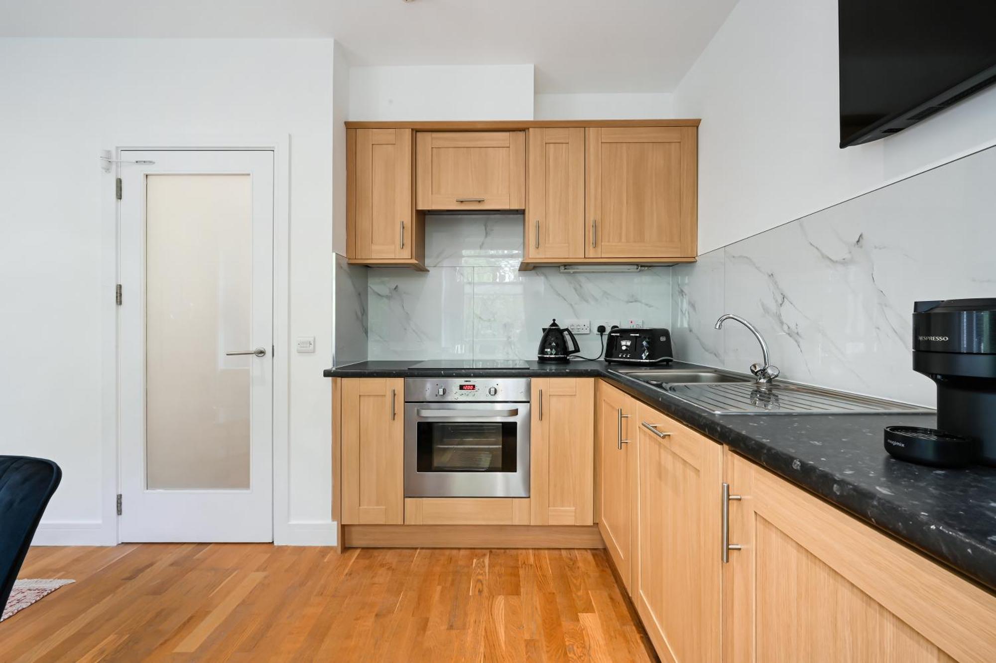 Apartment Avari - Gray's Collection