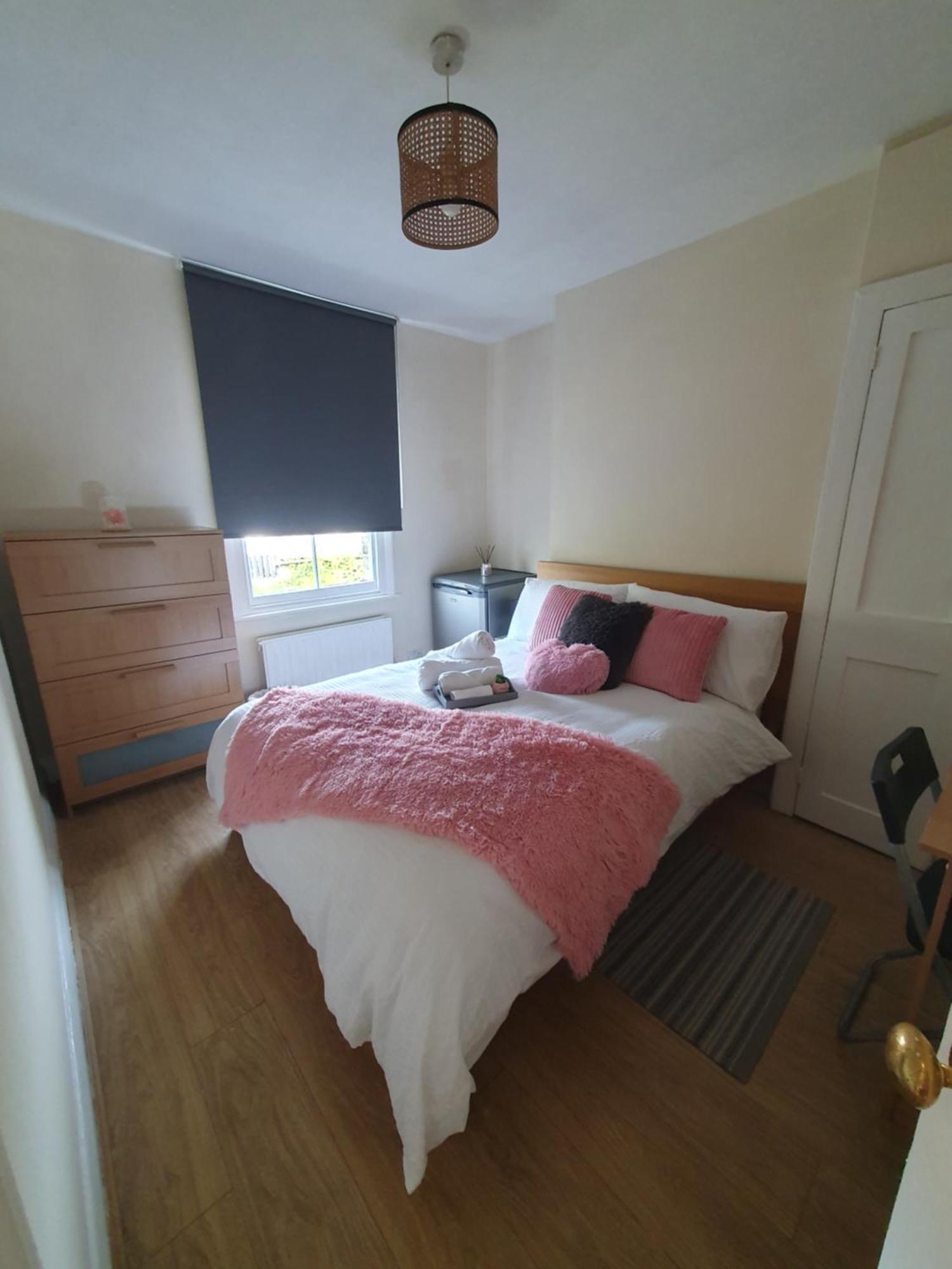 Comfy Bedroom D Gjestgiverier