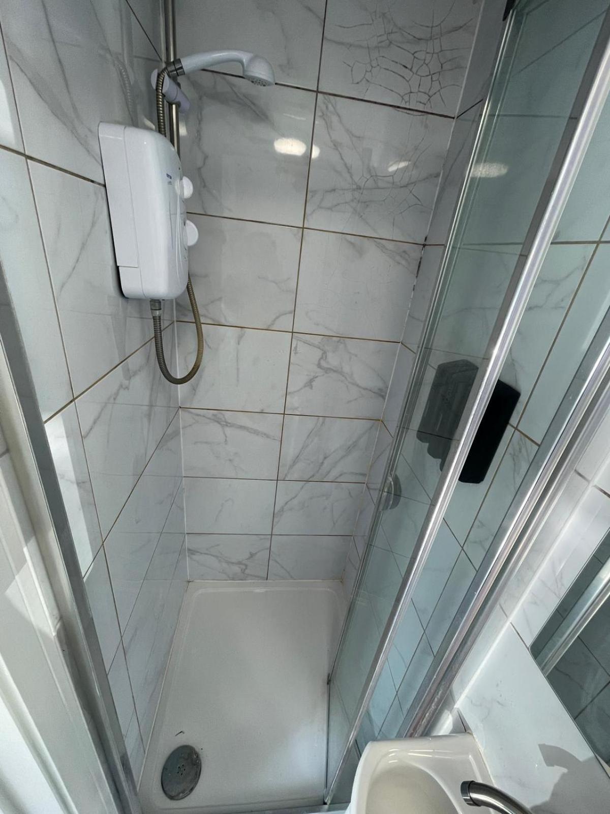 Letzi Private En-suite Near Wembley Homestay *