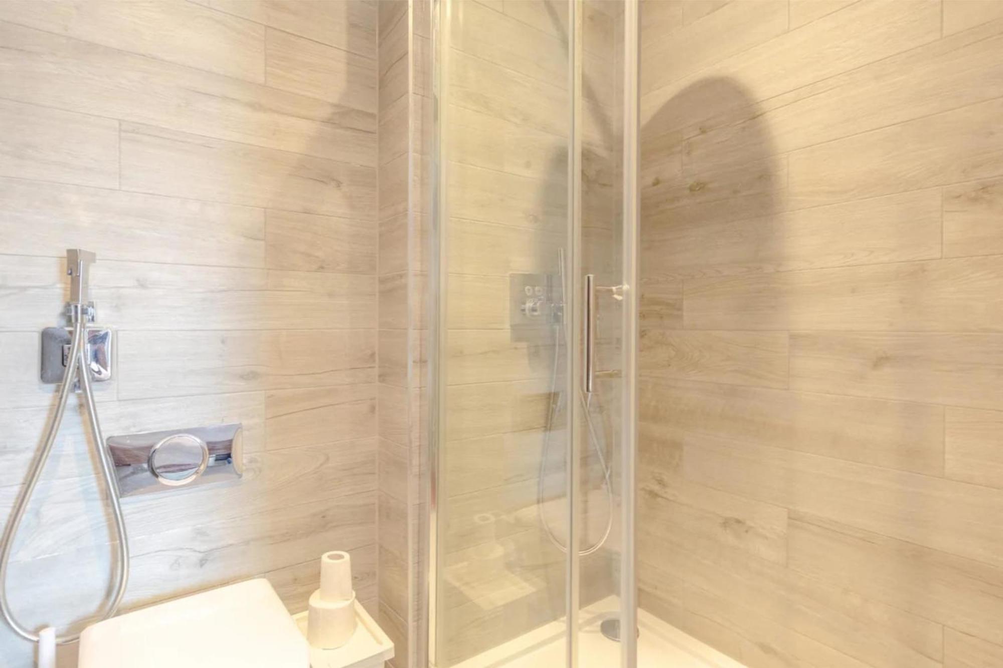 Sleek & Spacious 2bd Flat - Clapham *