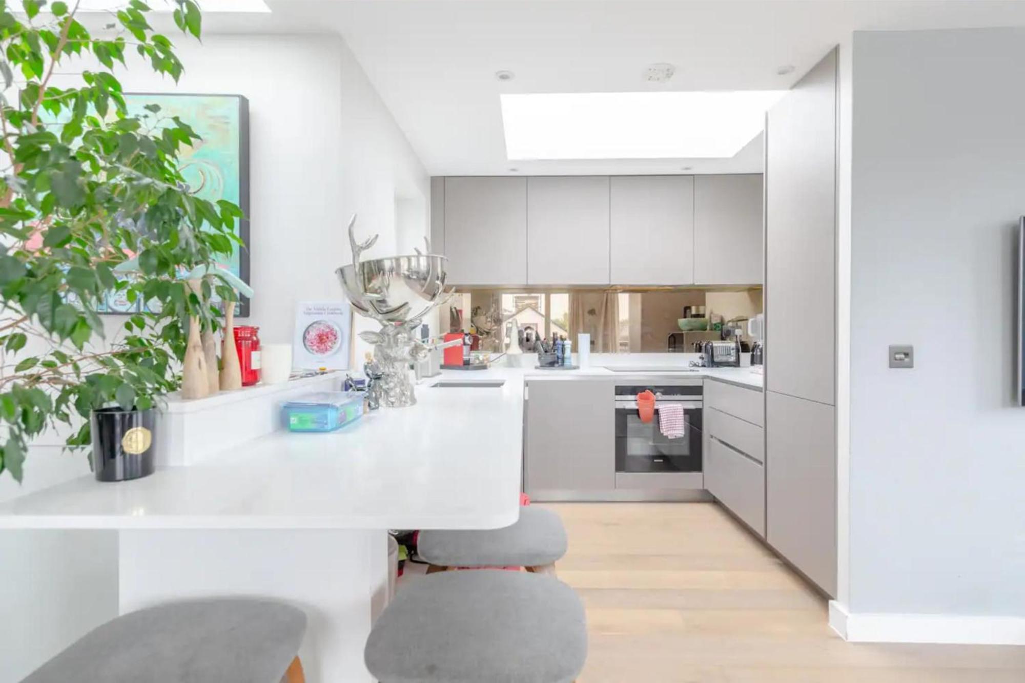 Sleek & Spacious 2bd Flat - Clapham Apartment