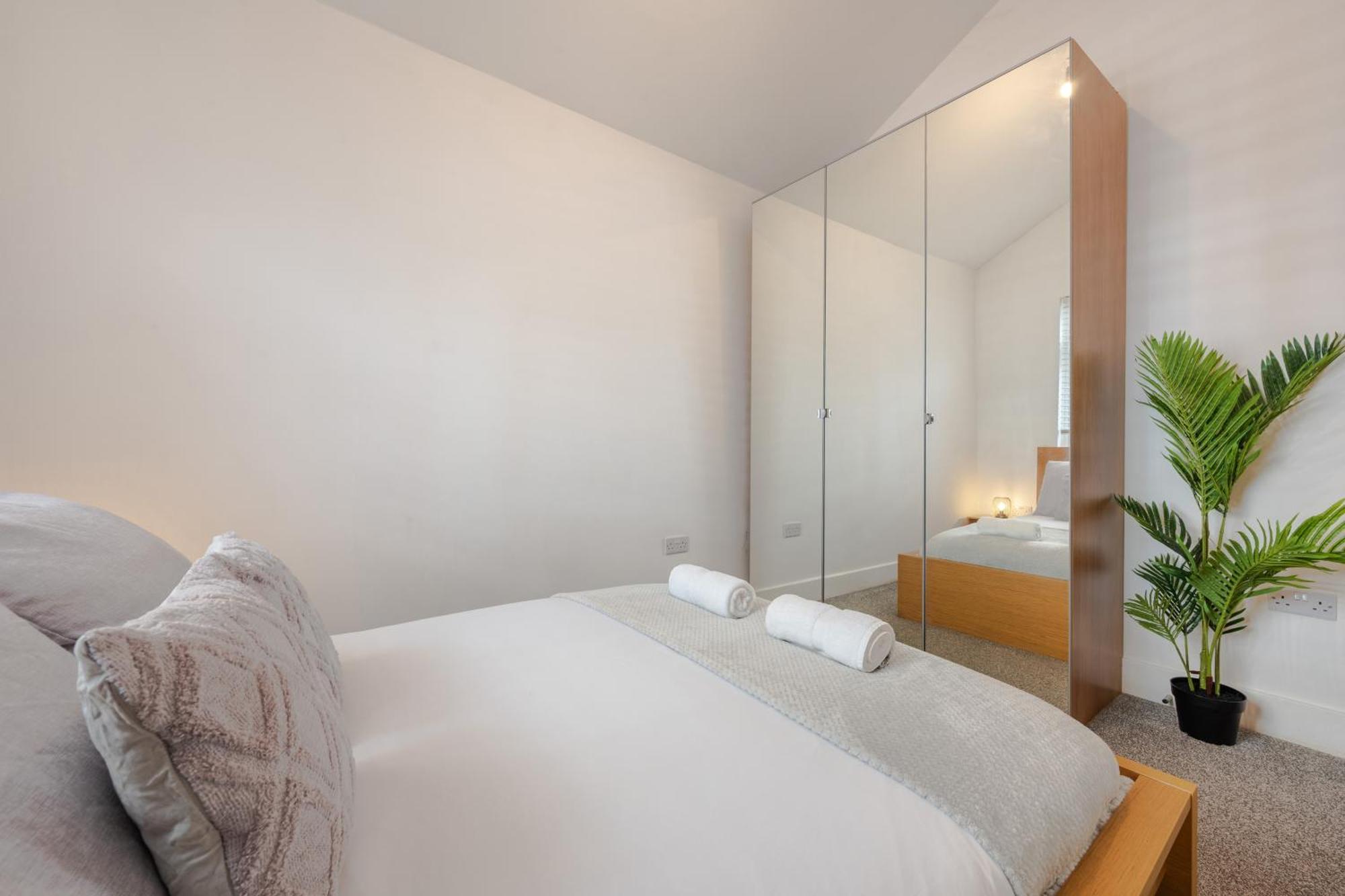 Stylish Two Bedroom By With Garden Apartment