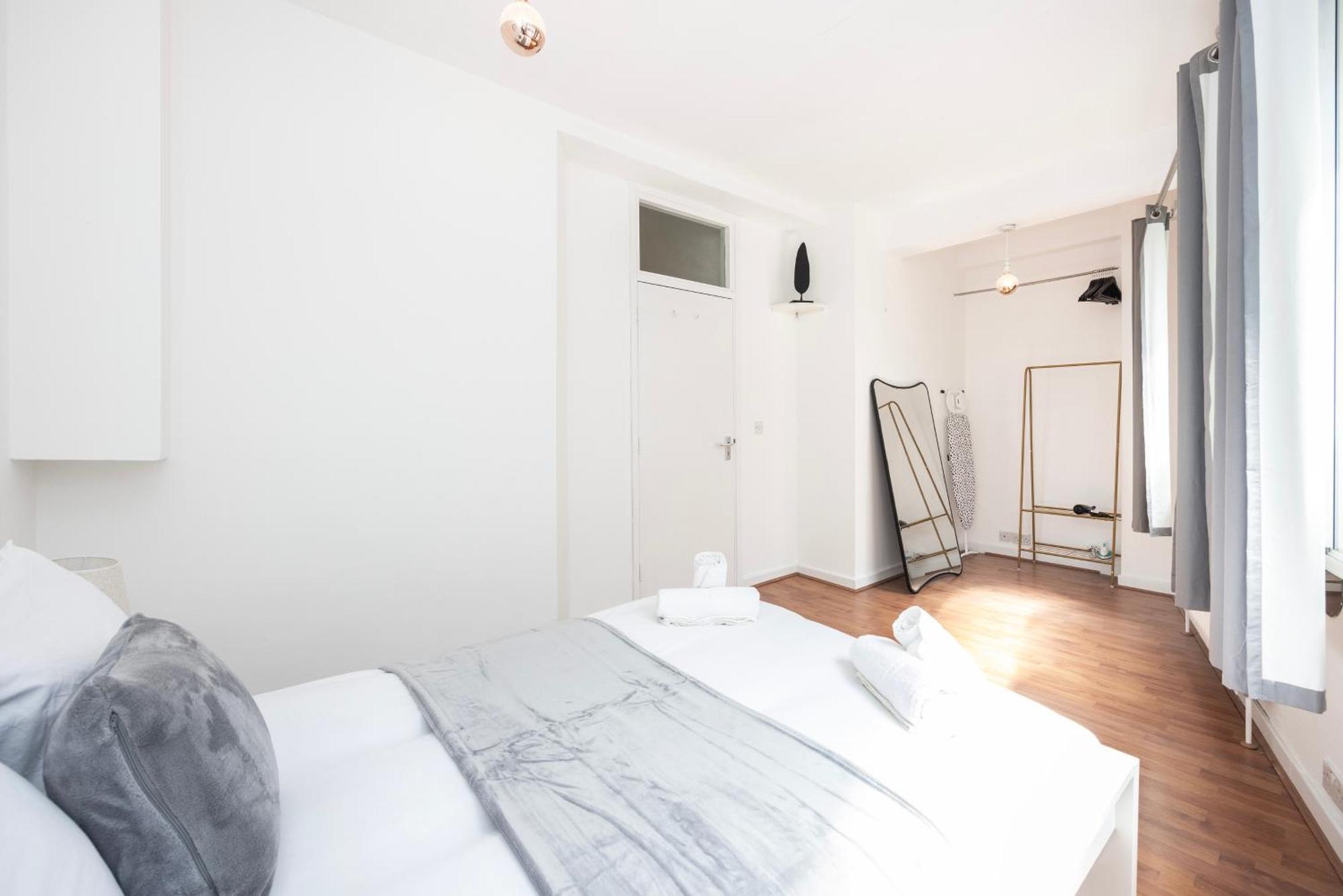 Spacious 1 Bedroom Bridge *