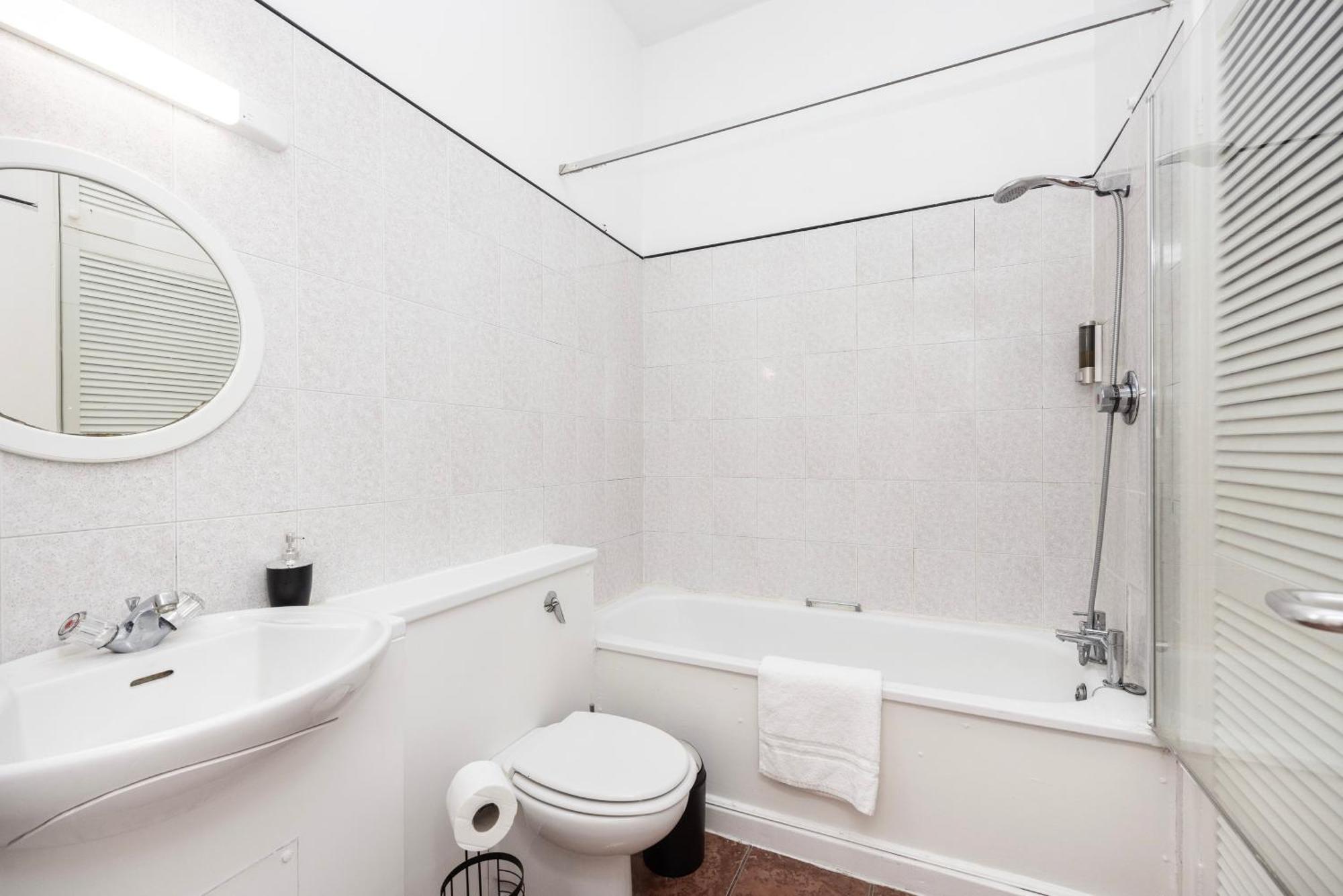 Spacious 1 Bedroom Bridge Apartment *