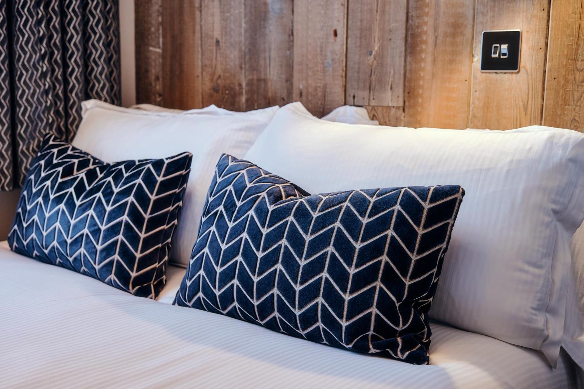 Inn The Black Lion Pub & Boutique