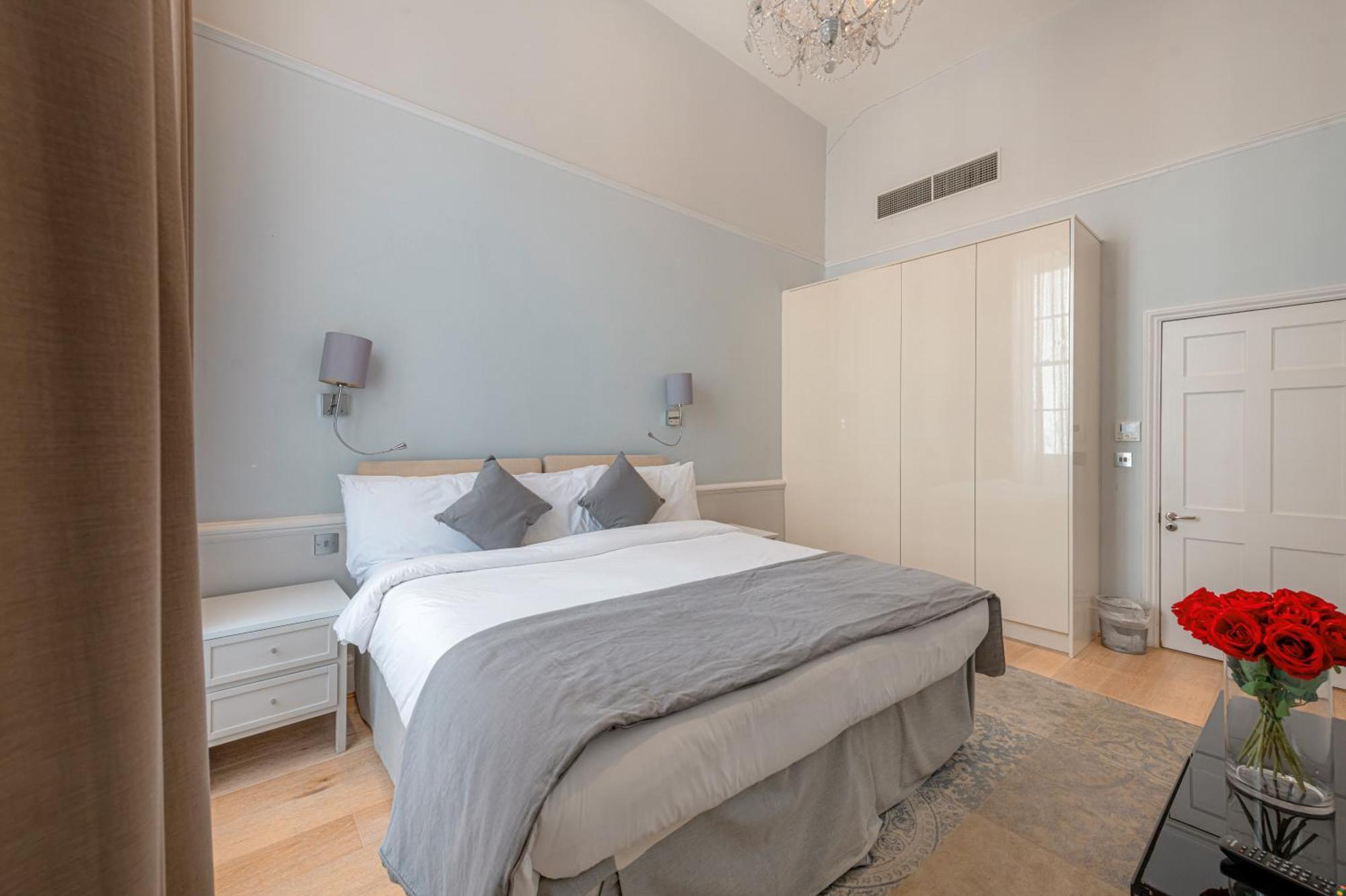 17 Hertford Street 3* London