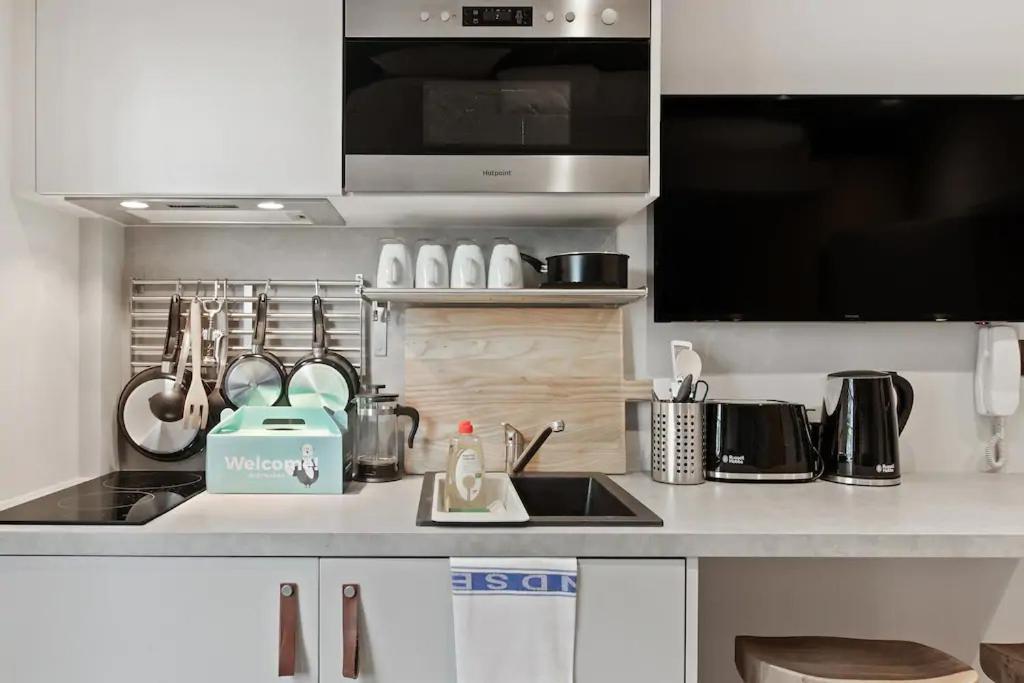 73 Oakley Square Apartment