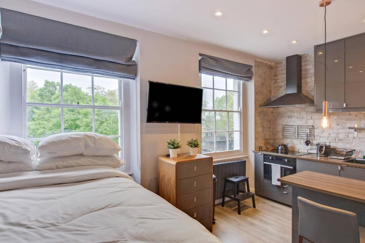 73 Oakley Square Apartment