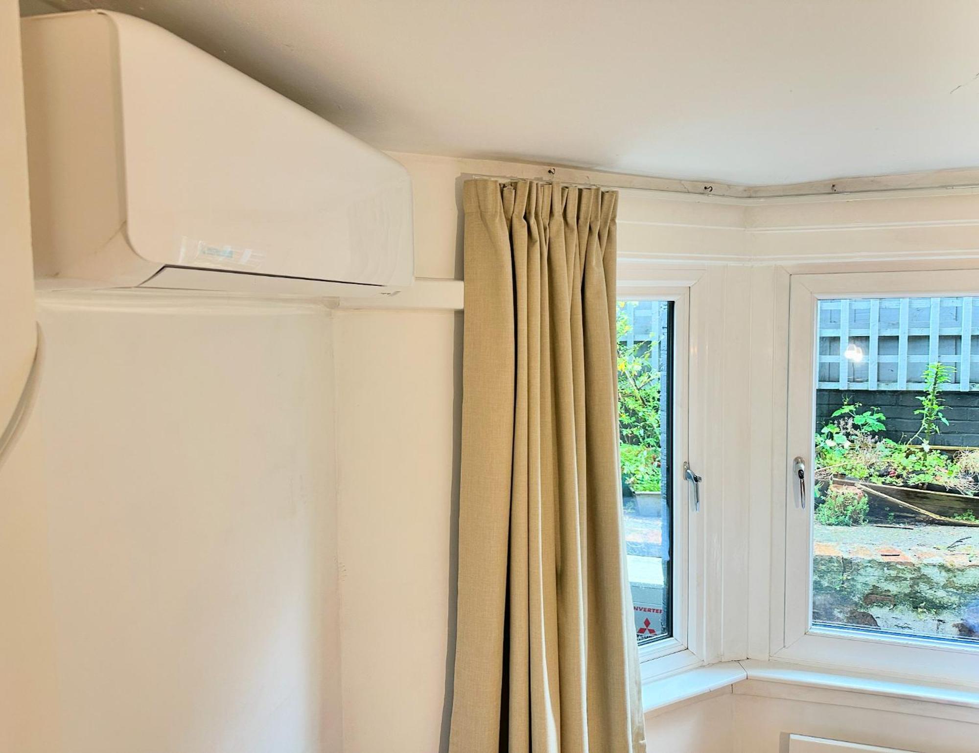 Modern Flat With King Bed, Garden & Outdoor Dining Apartment *