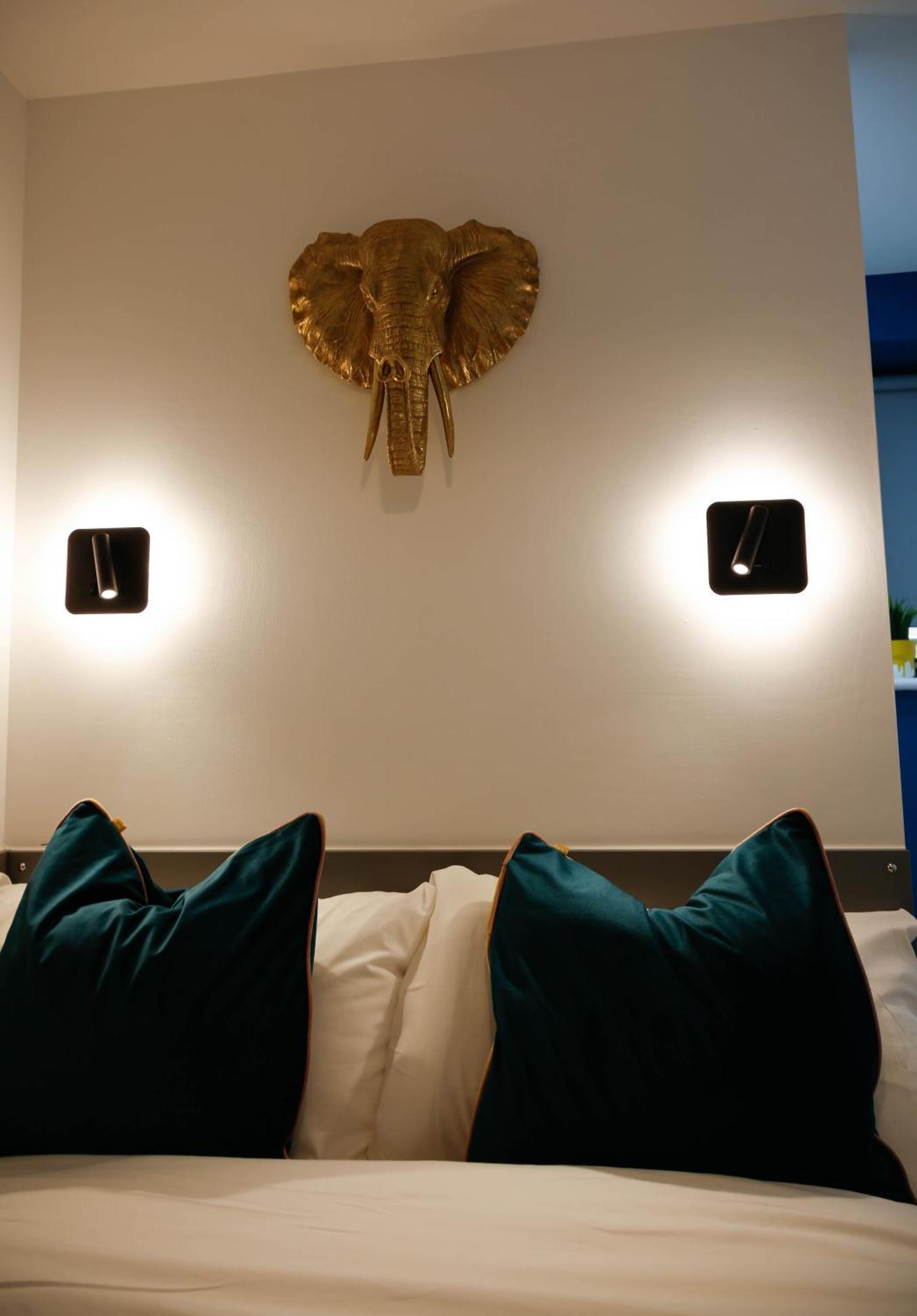 Privatunterkunft New Luxury In The Heart Of Next To Shops, Cafes, Bars & Metro With Shared Bathrooms