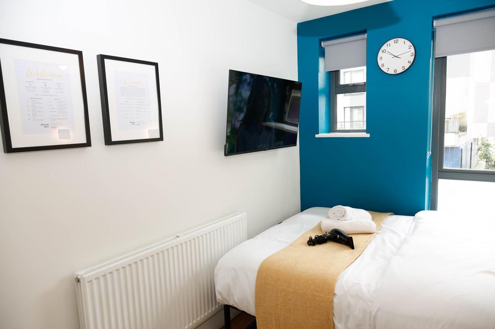 New Luxury In The Heart Of Next To Shops, Cafes, Bars & Metro With Shared Bathrooms *