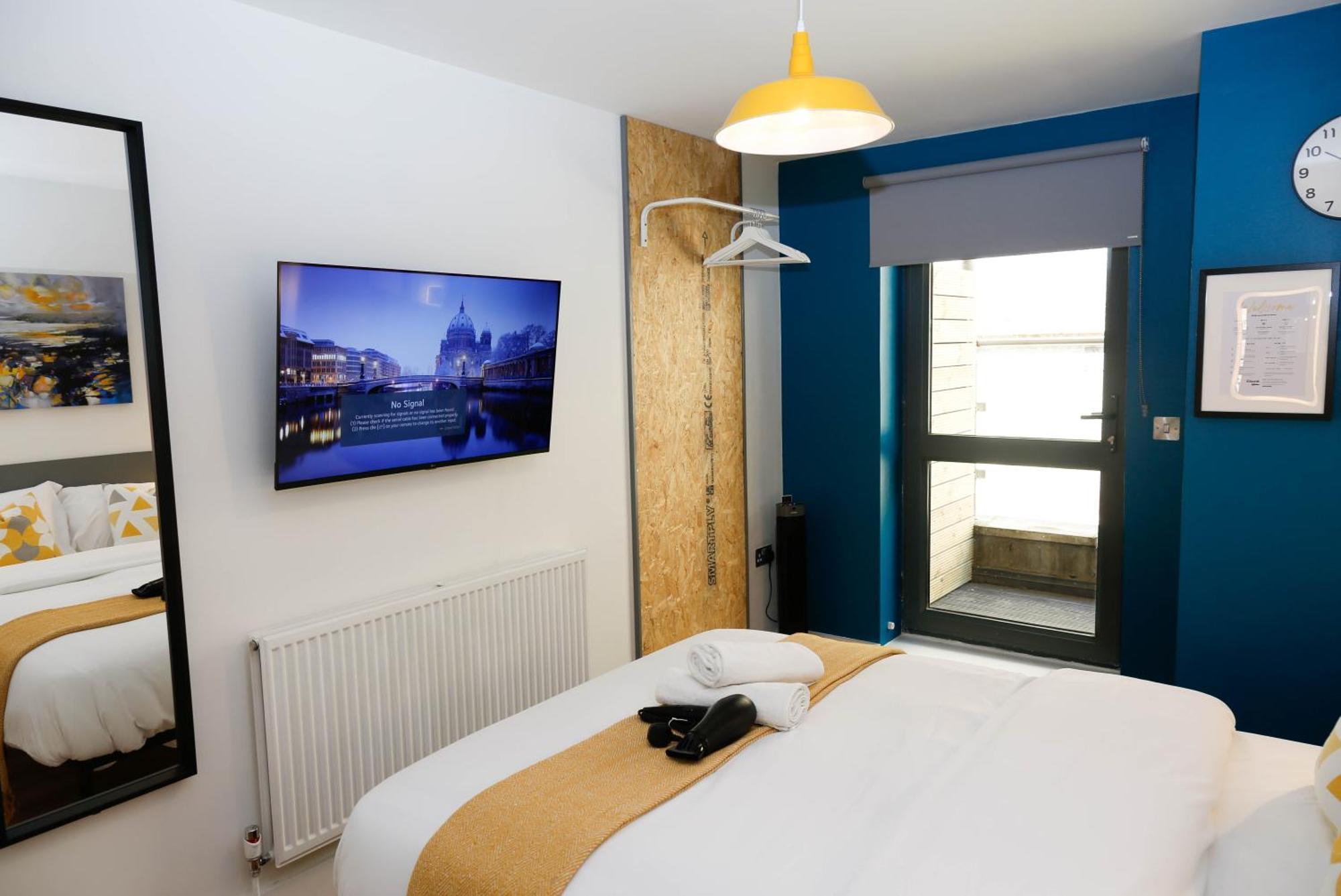 New Luxury In The Heart Of Next To Shops, Cafes, Bars & Metro With Shared Bathrooms * London