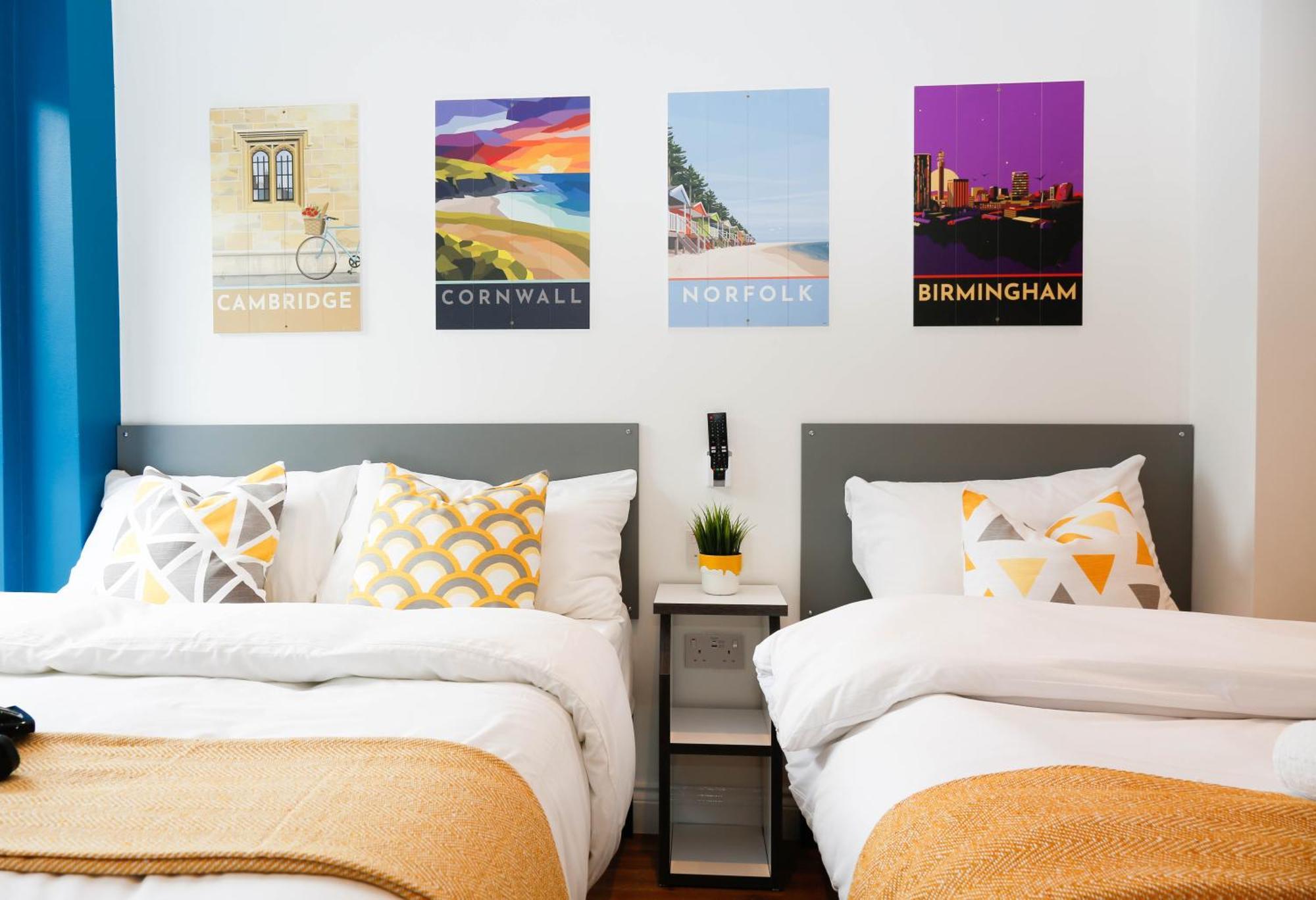 New Luxury In The Heart Of Next To Shops, Cafes, Bars & Metro With Shared Bathrooms * London