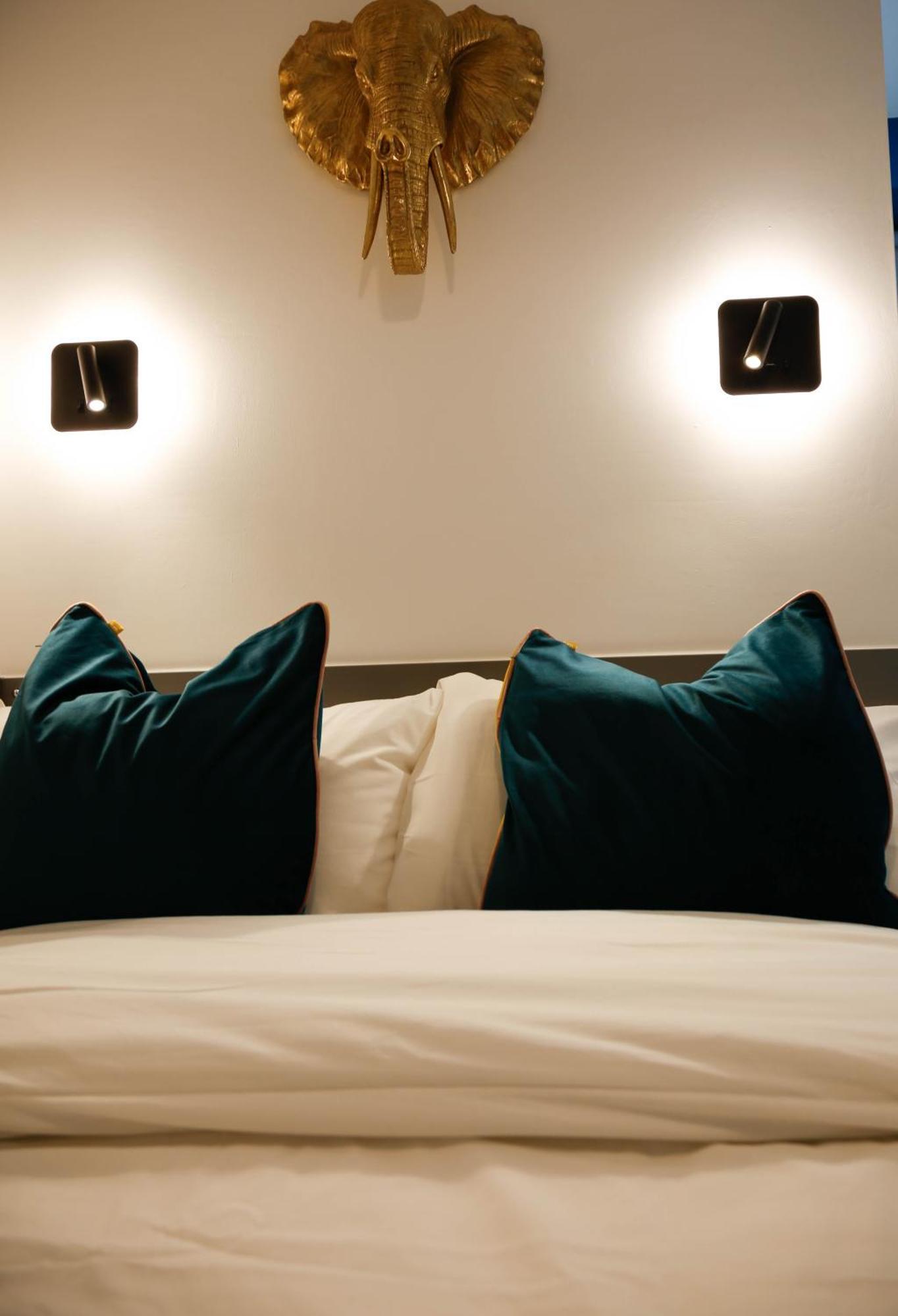 New Luxury In The Heart Of Next To Shops, Cafes, Bars & Metro With Shared Bathrooms Privatunterkunft