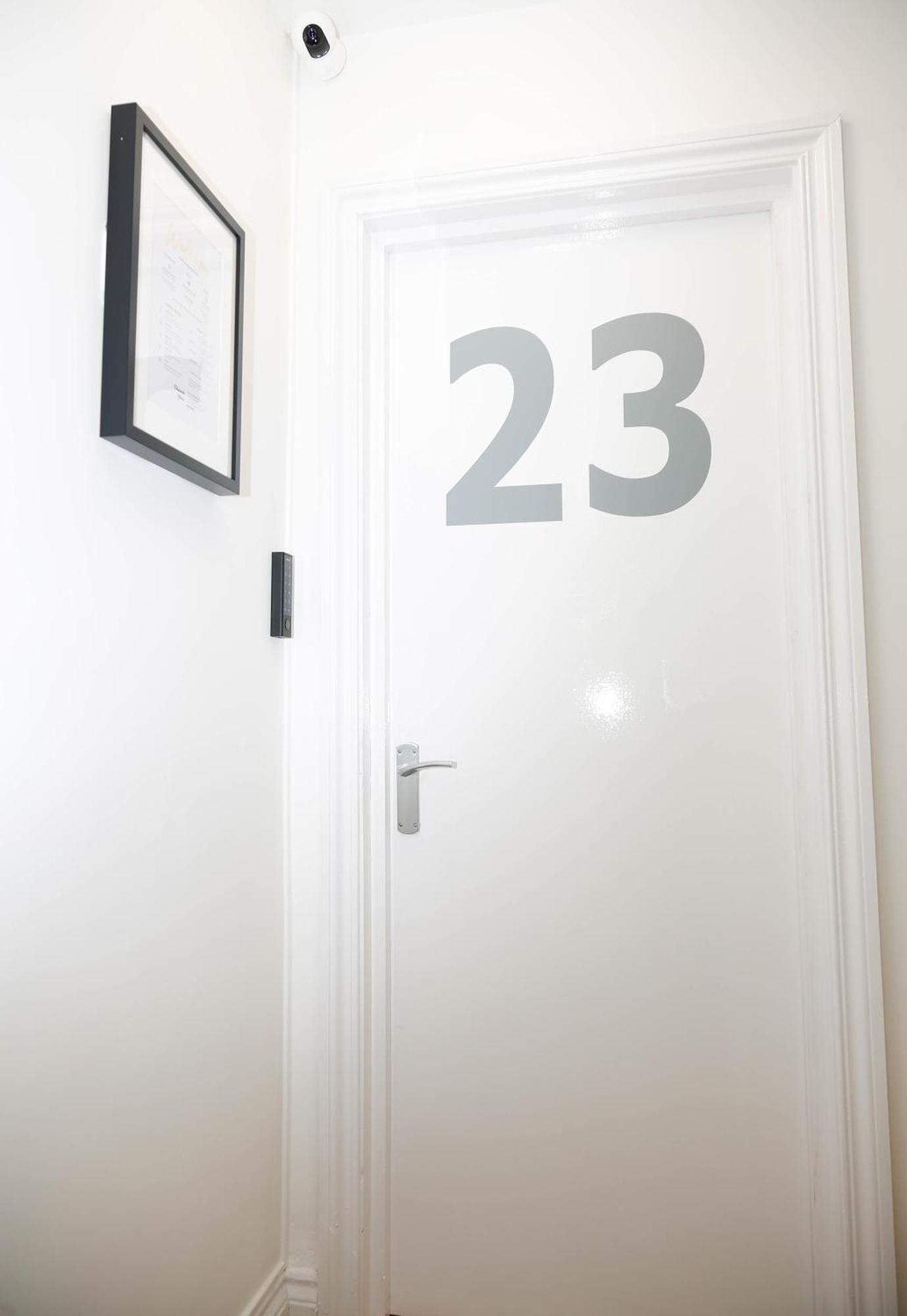 New Luxury In The Heart Of Next To Shops, Cafes, Bars & Metro With Shared Bathrooms Privatunterkunft London