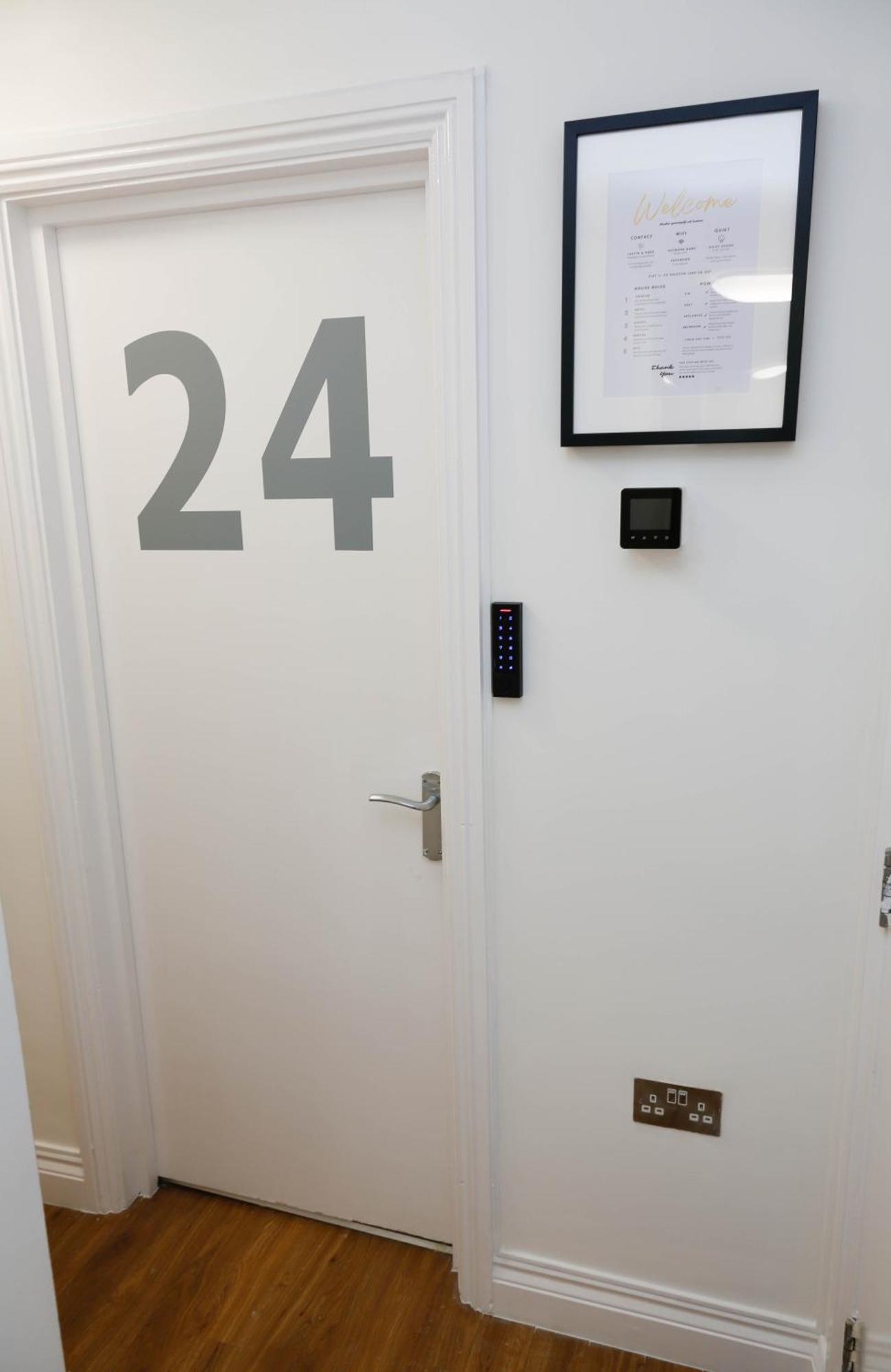 New Luxury In The Heart Of Next To Shops, Cafes, Bars & Metro With Shared Bathrooms Privat overnatting