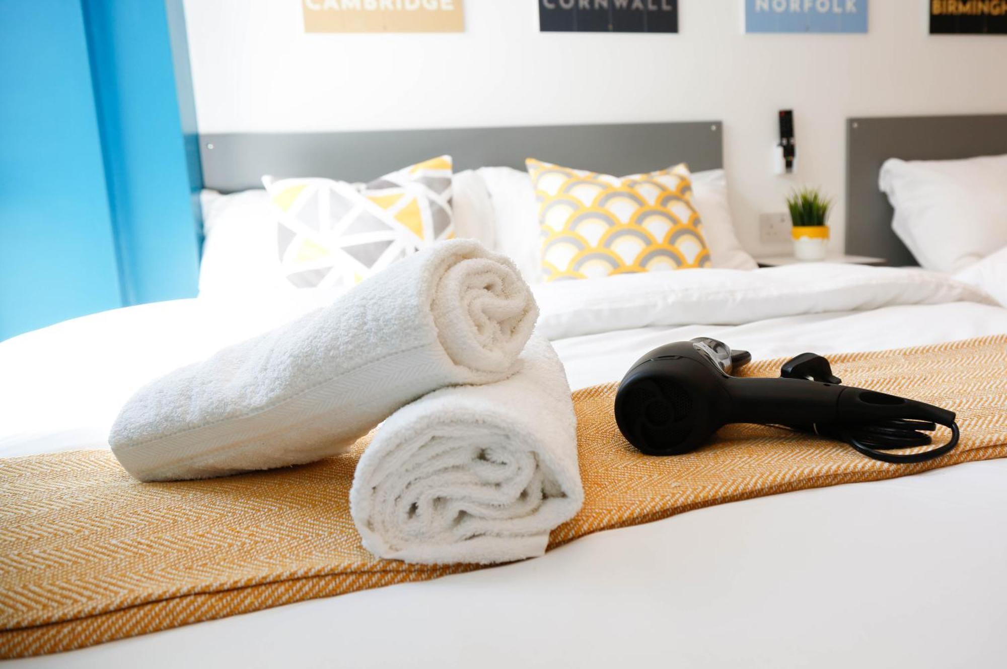 Privat overnatting New Luxury In The Heart Of Next To Shops, Cafes, Bars & Metro With Shared Bathrooms