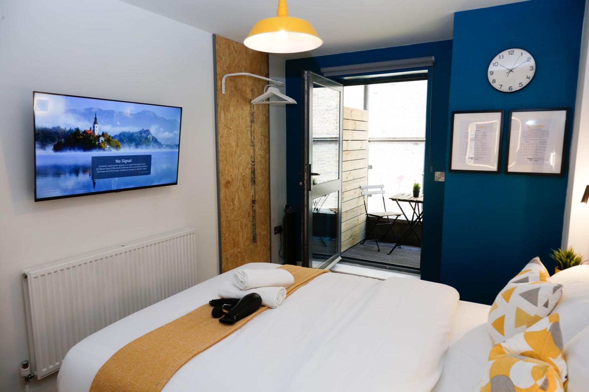 Privat overnatting New Luxury In The Heart Of Next To Shops, Cafes, Bars & Metro With Shared Bathrooms London