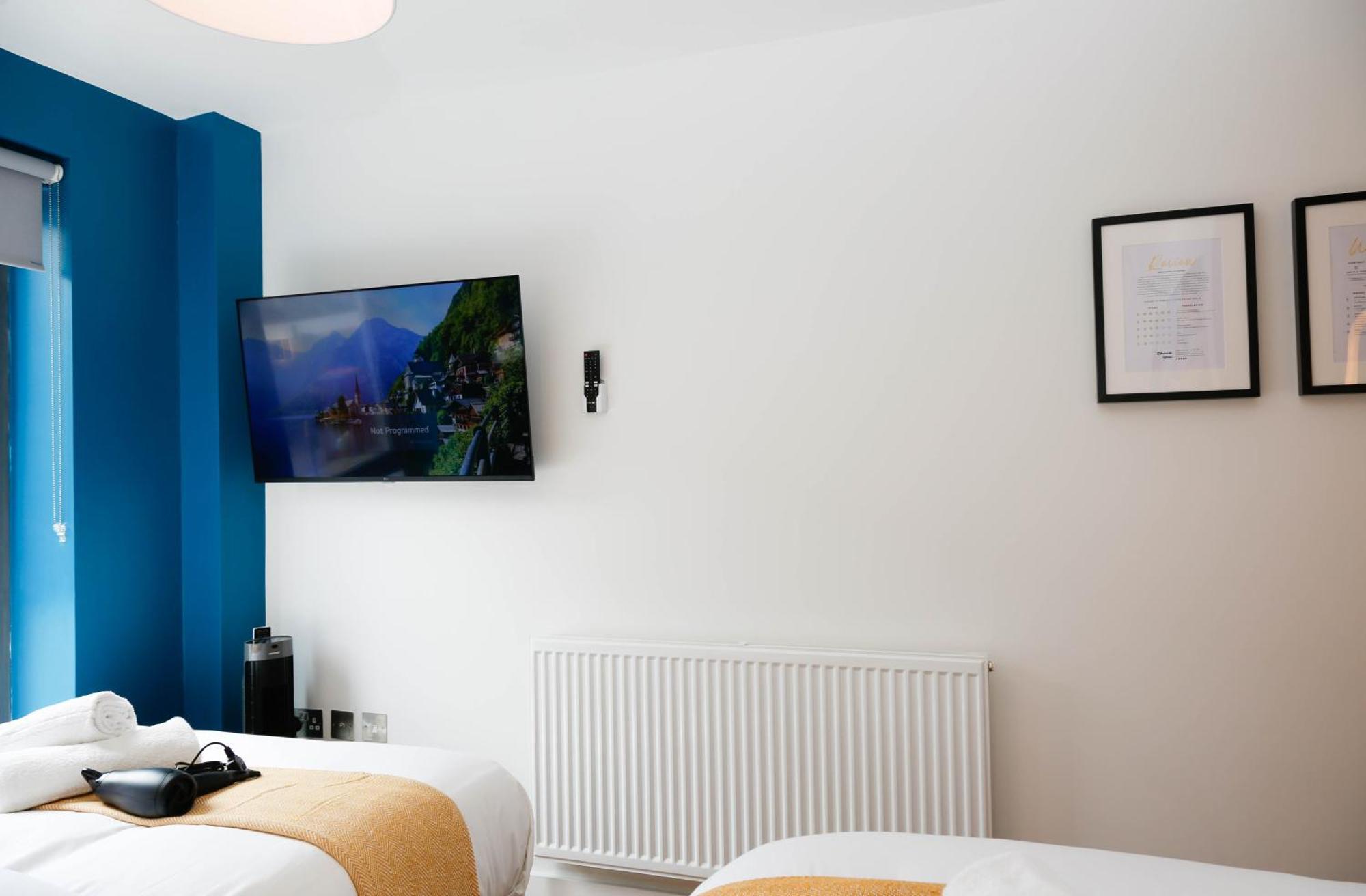 Privatunterkunft New Luxury In The Heart Of Next To Shops, Cafes, Bars & Metro With Shared Bathrooms