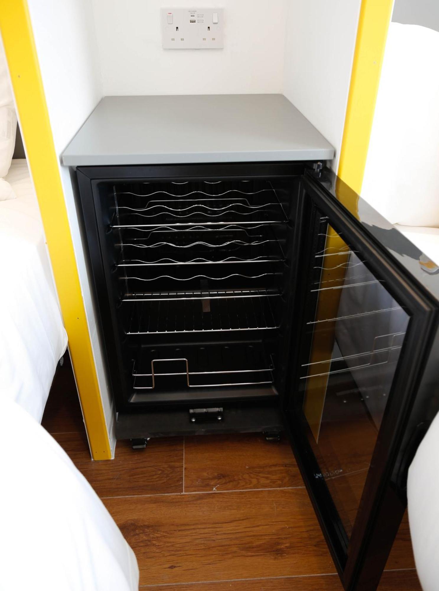 Privat overnatting New Luxury In The Heart Of Next To Shops, Cafes, Bars & Metro With Shared Bathrooms *
