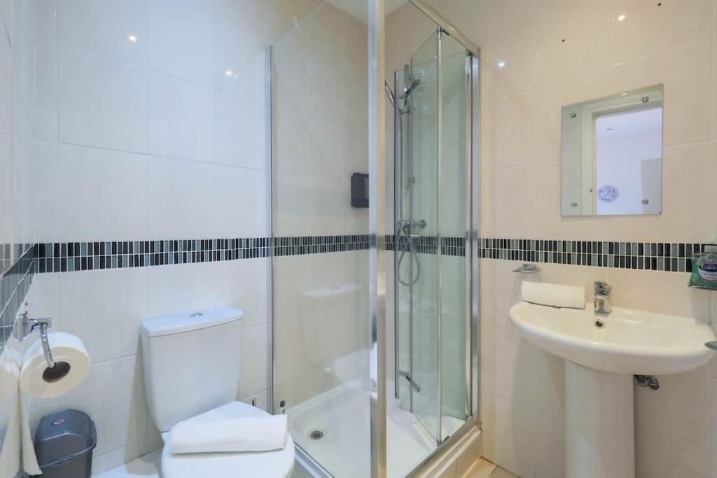 S2 Full With Own Kitchen In Centre Of Kilburn