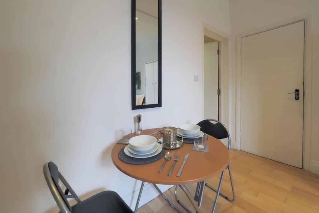 S2 Full With Own Kitchen In Centre Of Kilburn *