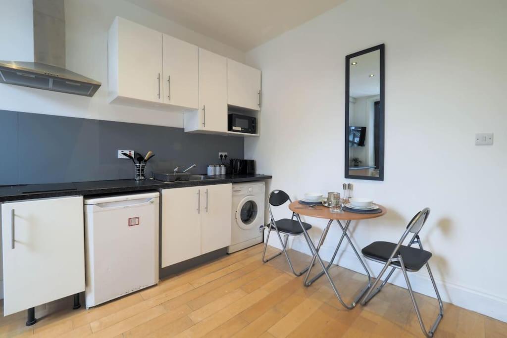 S2 Full With Own Kitchen In Centre Of Kilburn Apartment London