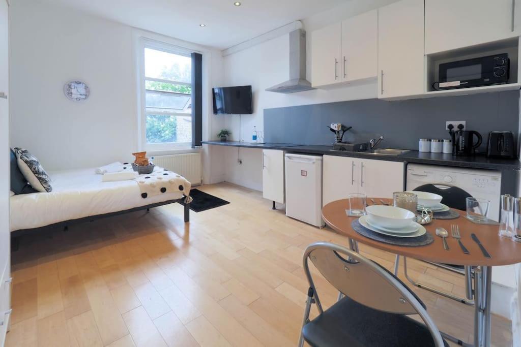 S2 Full With Own Kitchen In Centre Of Kilburn *