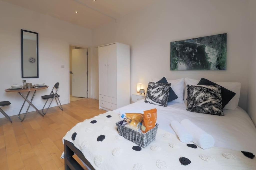 S2 Full With Own Kitchen In Centre Of Kilburn *