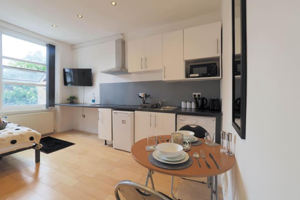 S2 Full With Own Kitchen In Centre Of Kilburn Apartment