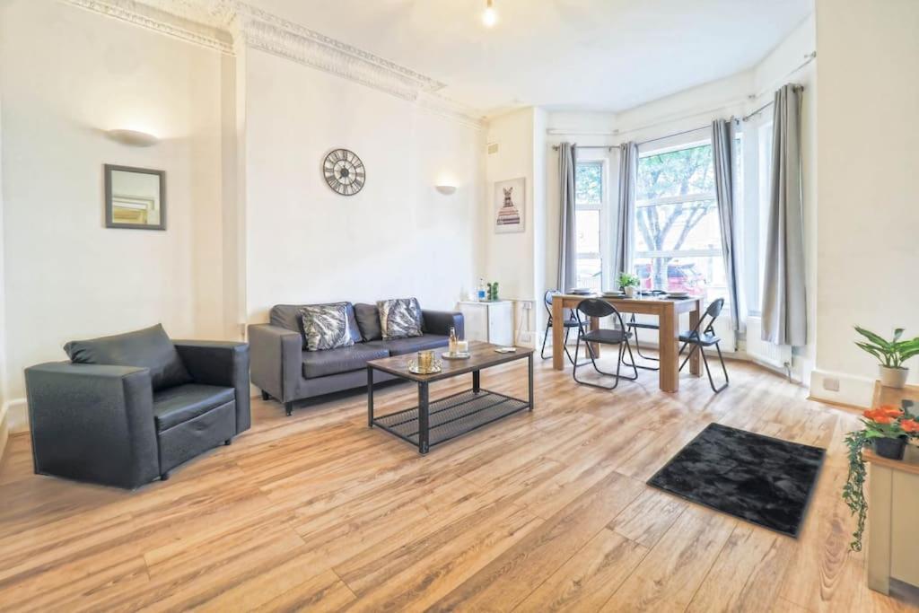 2 Bed Flat In Heart Of Kilburn With Full Kitchen * London