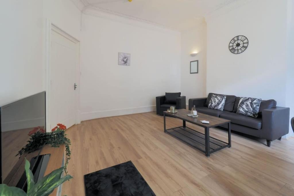 Apartment 2 Bed Flat In Heart Of Kilburn With Full Kitchen