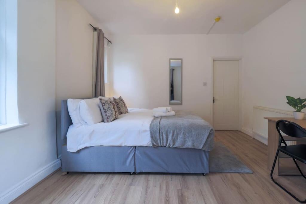 2 Bed Flat In Heart Of Kilburn With Full Kitchen * London