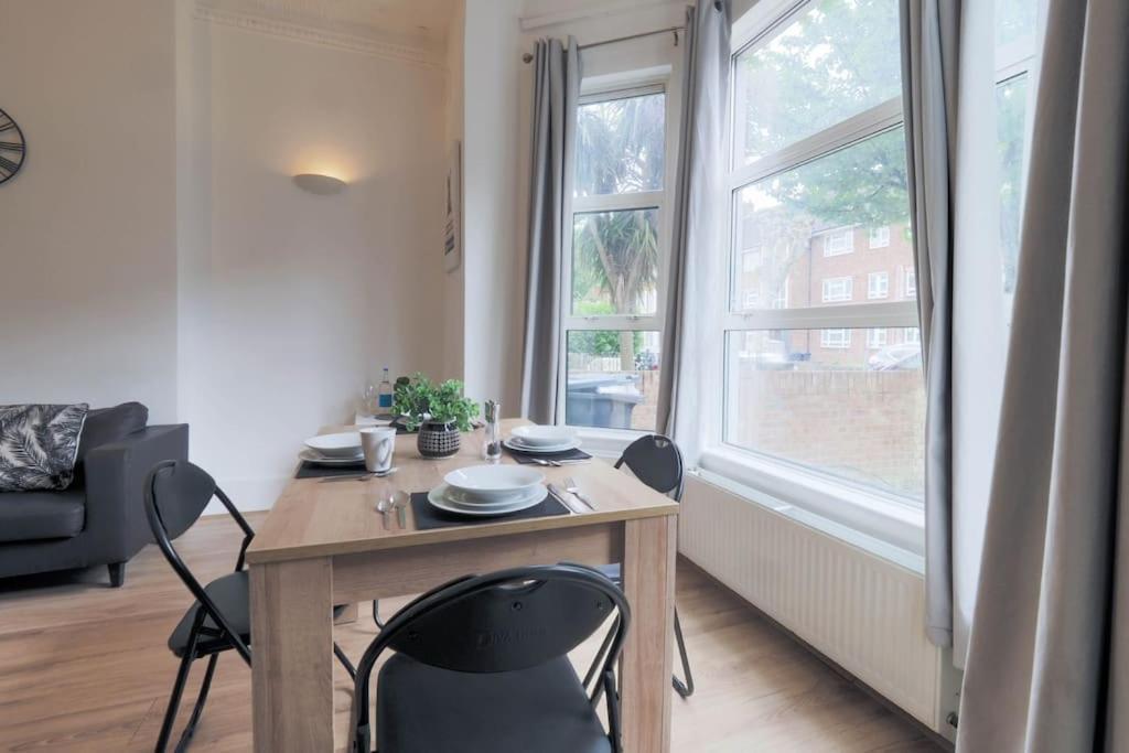 2 Bed Flat In Heart Of Kilburn With Full Kitchen Apartment *