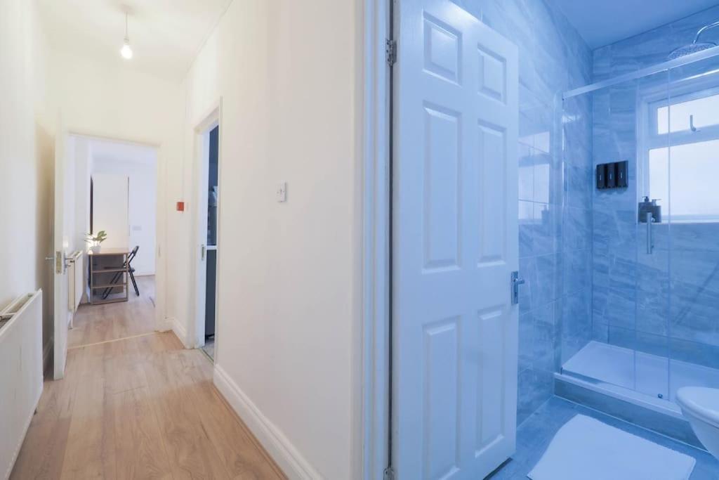 Apartment 2 Bed Flat In Heart Of Kilburn With Full Kitchen *