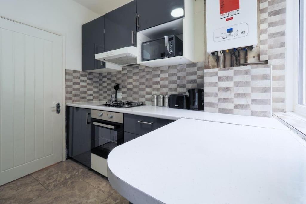 2 Bed Flat In Heart Of Kilburn With Full Kitchen * London