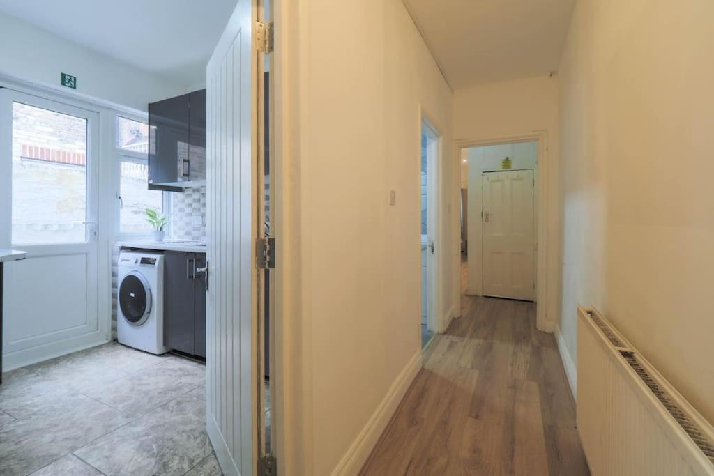 Apartment 2 Bed Flat In Heart Of Kilburn With Full Kitchen *