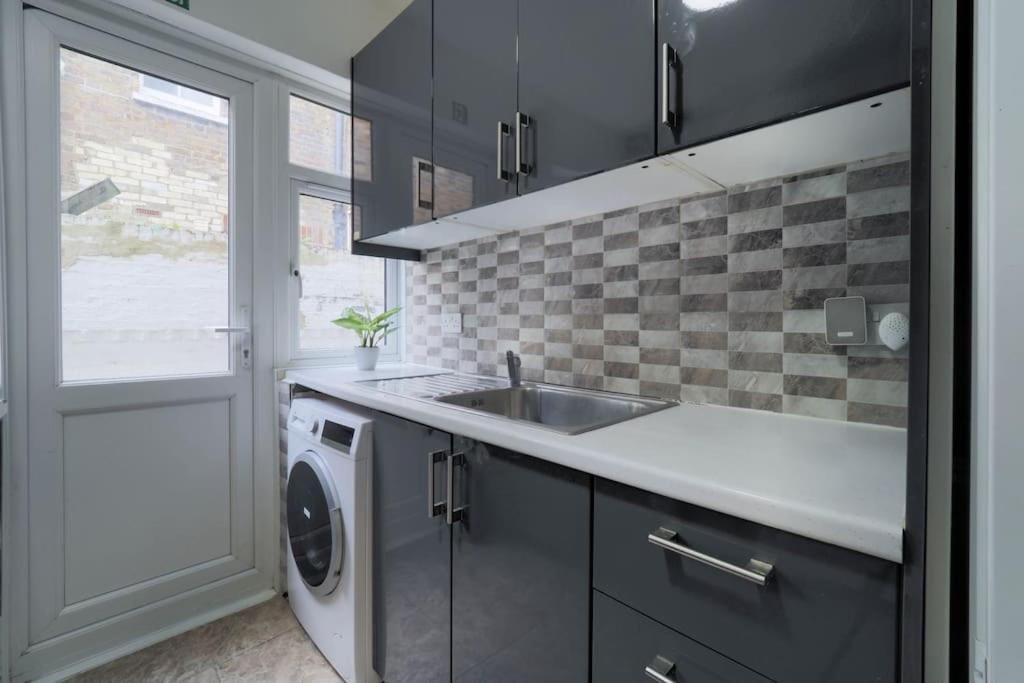 Apartment 2 Bed Flat In Heart Of Kilburn With Full Kitchen