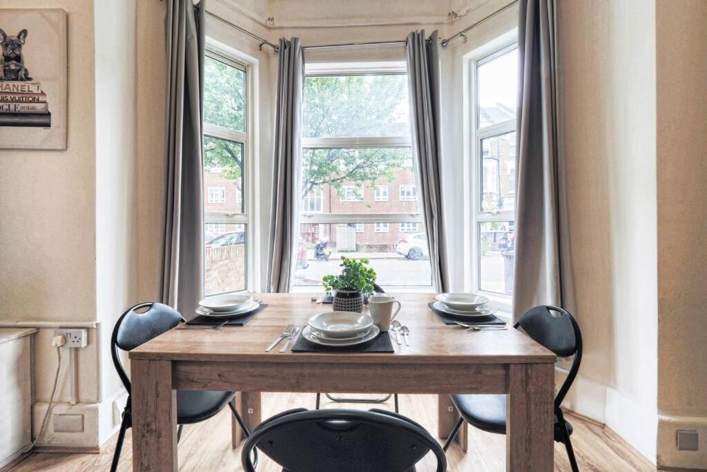 2 Bed Flat In Heart Of Kilburn With Full Kitchen Apartment London