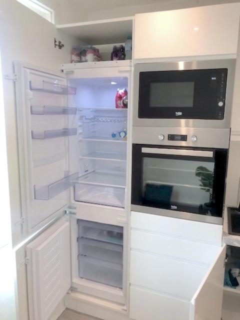 Beautiful 2 Bedroom Wimbledon, 2 Min Walk To Wimbledon Station *