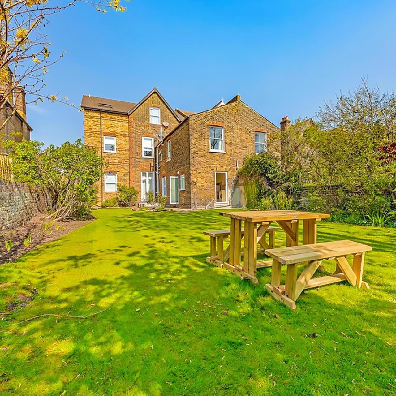 Beautiful 2 Bedroom Wimbledon, 2 Min Walk To Wimbledon Station London