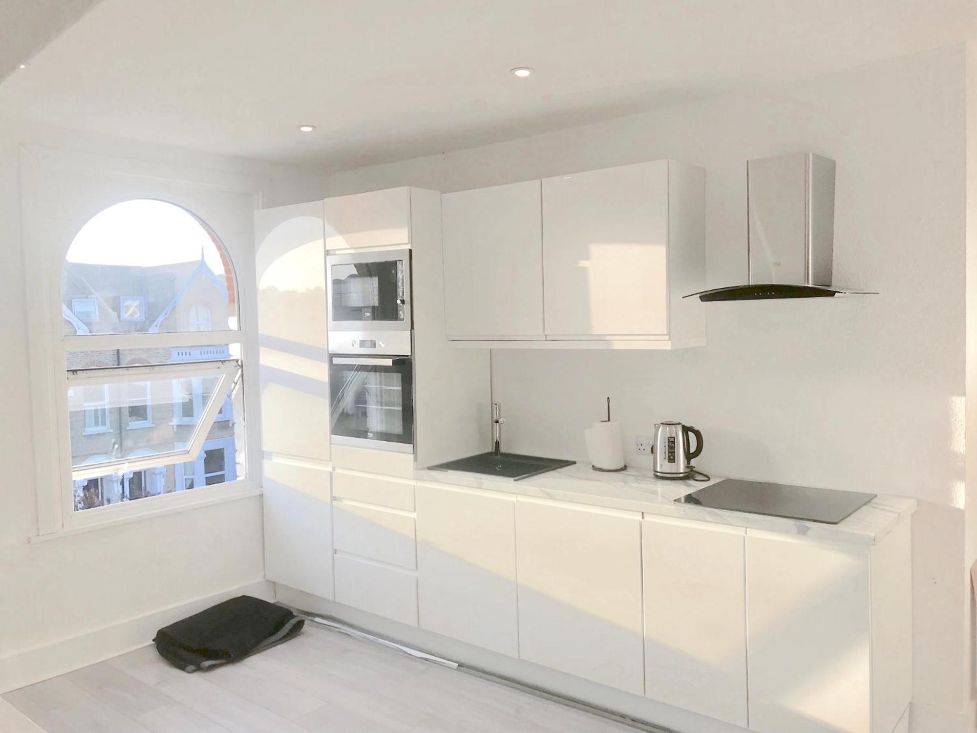 Beautiful 2 Bedroom Wimbledon, 2 Min Walk To Wimbledon Station *